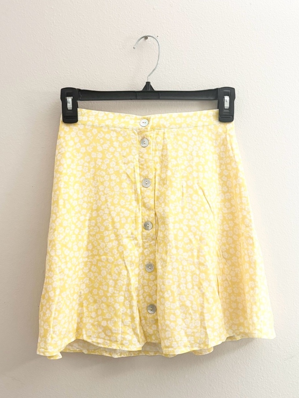 5/$15 🩷 Divided Yellow & White Floral Button-Front A-Line Skirt